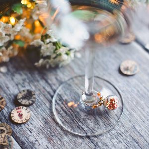 origineel cadeau uniek geschenk glazen shakerballetjes kerstballen wijnglasmarkers glasmarkers