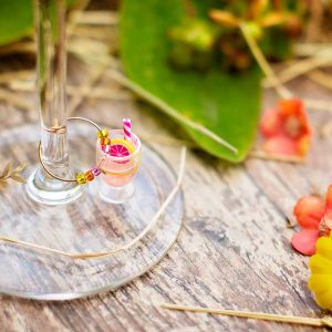 origineel cadeau uniek geschenk glasmarkers wijnglasmarkers hangertje met parels kunststof glaasje met rietje zomerdrank zomer